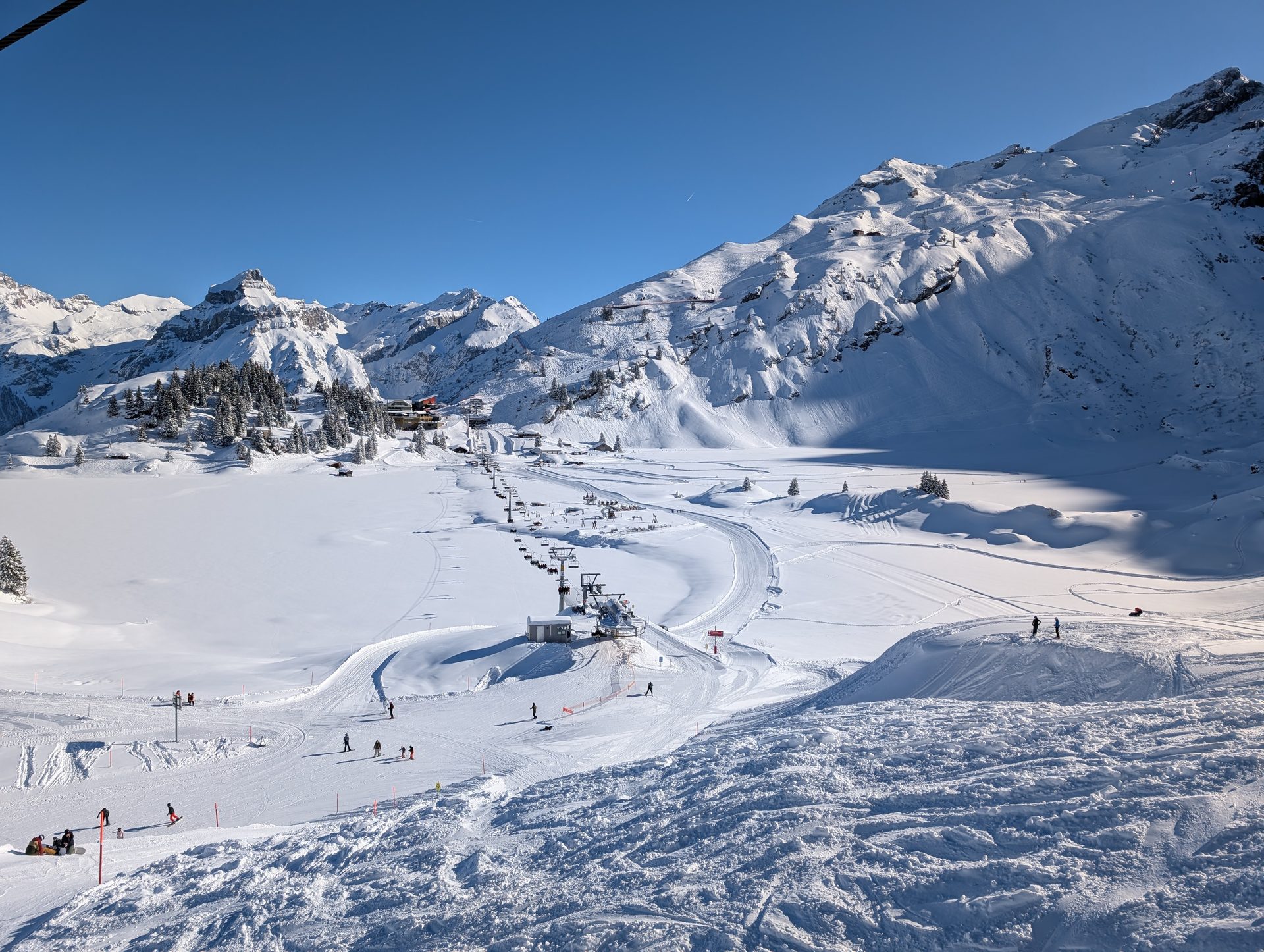 Verschneites Skigebiet mit Bergpanorama bei Engelberg